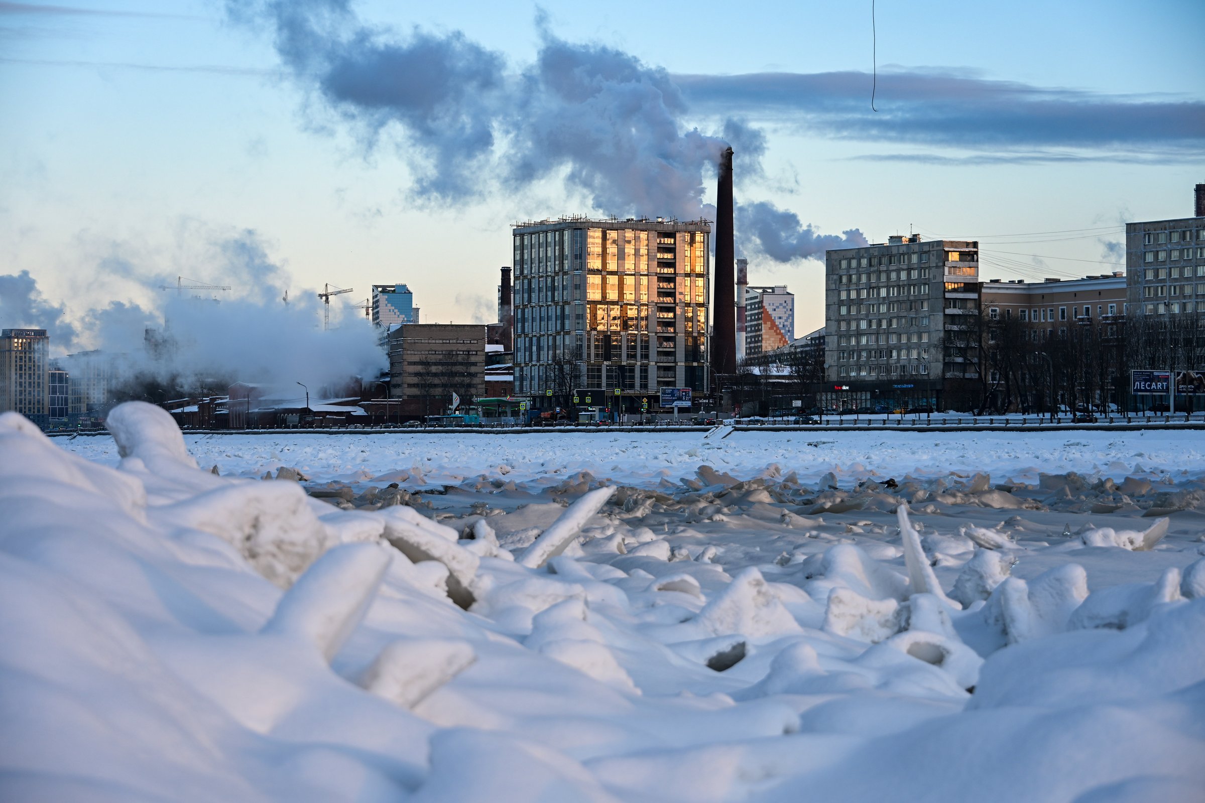 Winter urban landscape at Volodarsky bridge
